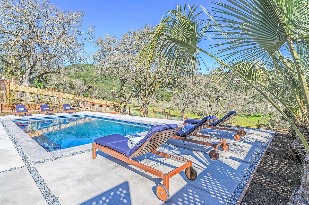 Building Photo - Los Robles Dr