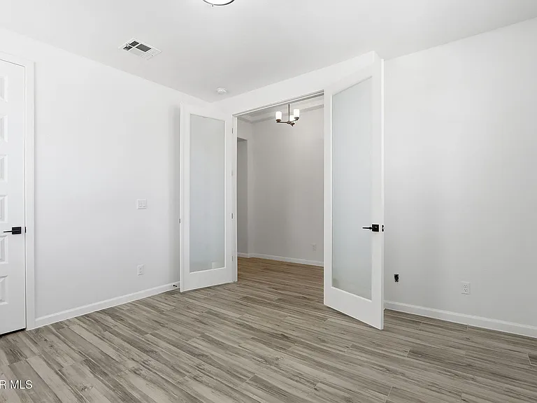 253 Farnborough St — Photo 31