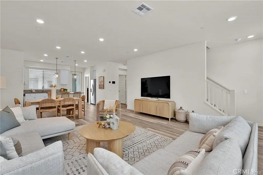 4 bed, 3.5 bath, 1856 sqft, $5,300 — Photo 4