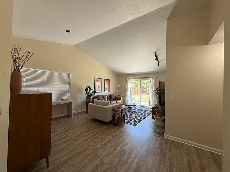 974 Hilltop Dr — Photo 21
