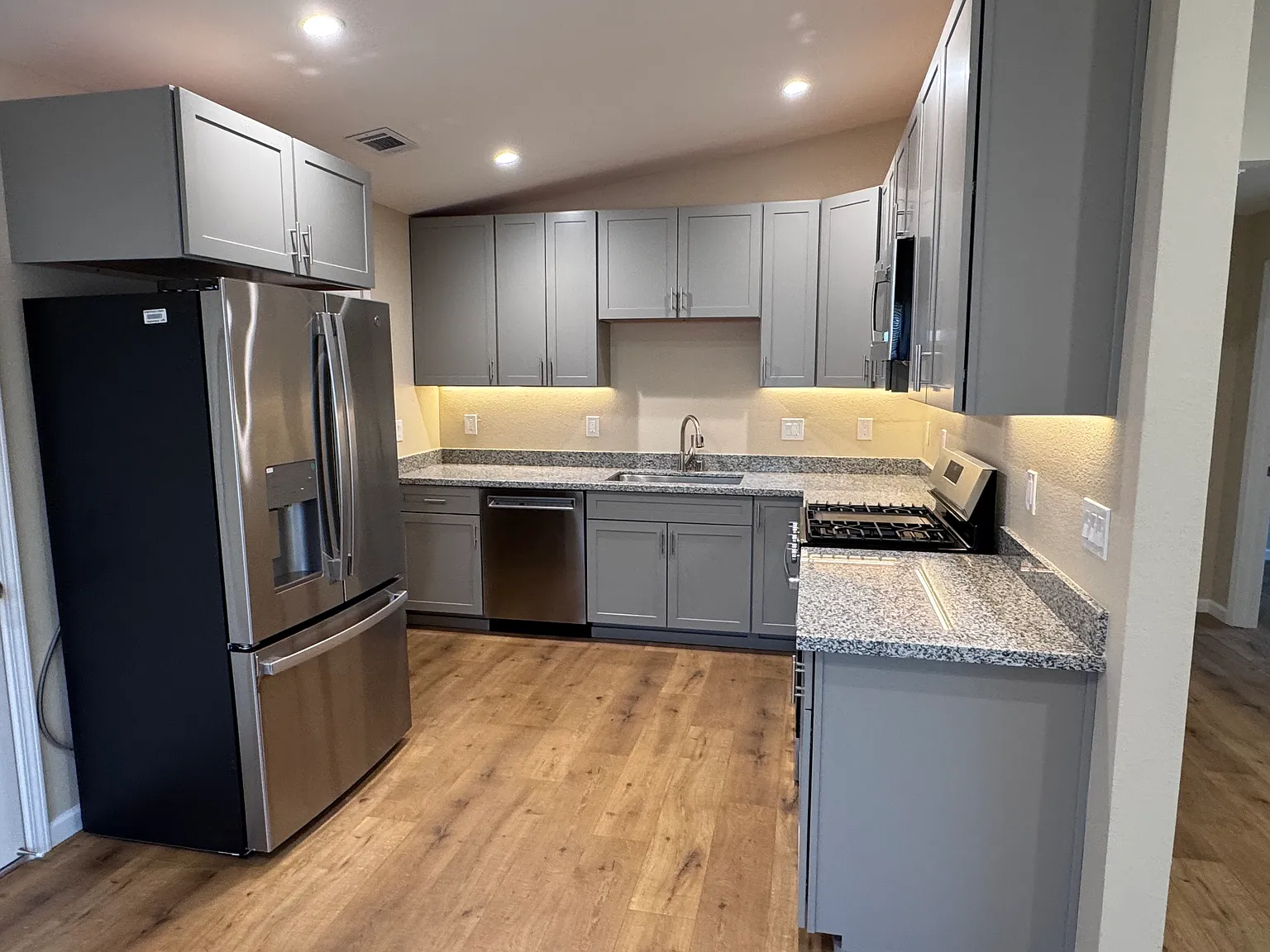 3 bed, 1029 sqft, $2,500 — Photo 2