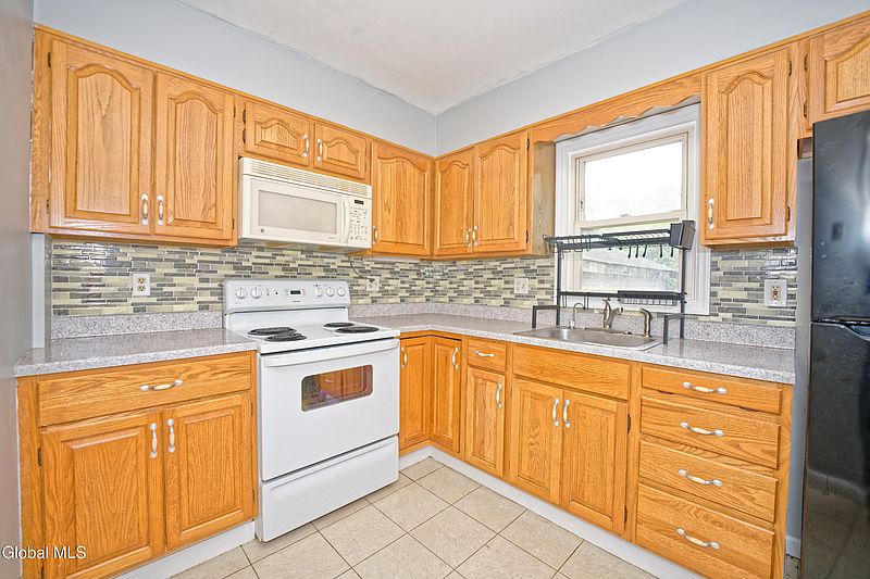 4th image of 50 Dott Avenue