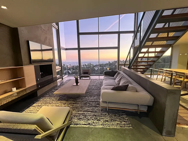 Luxury Rental Home with Designer Furnishings & Cozy Atmosphere