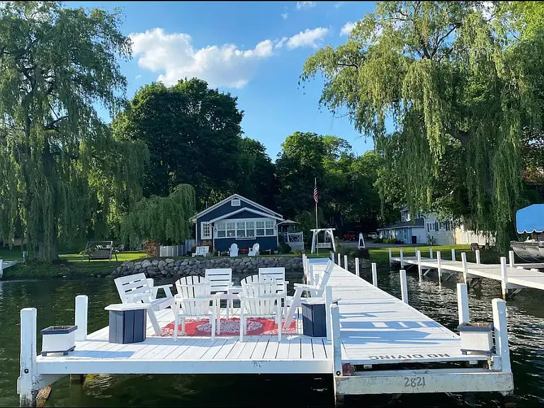Gorgeous lakefront property, a private pier, and is secluded.