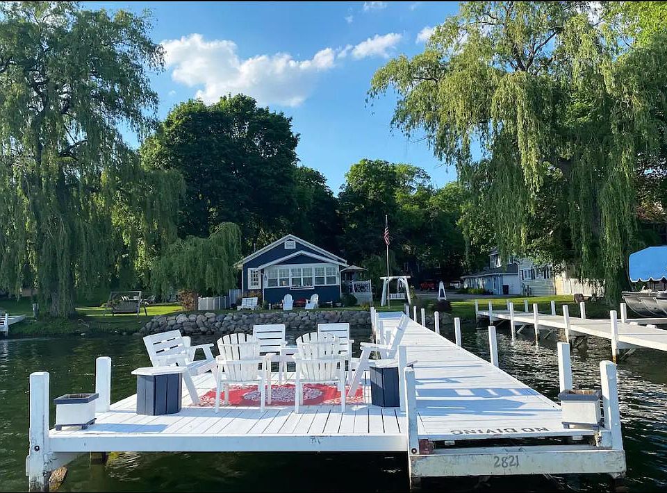 Gorgeous lakefront property, a private pier, and is secluded.