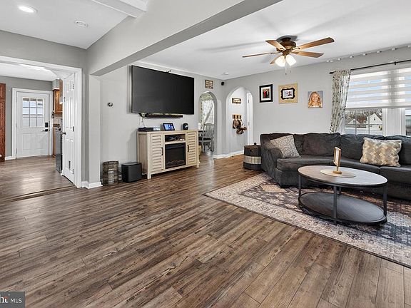 5th image of 115 S Walnut Ave