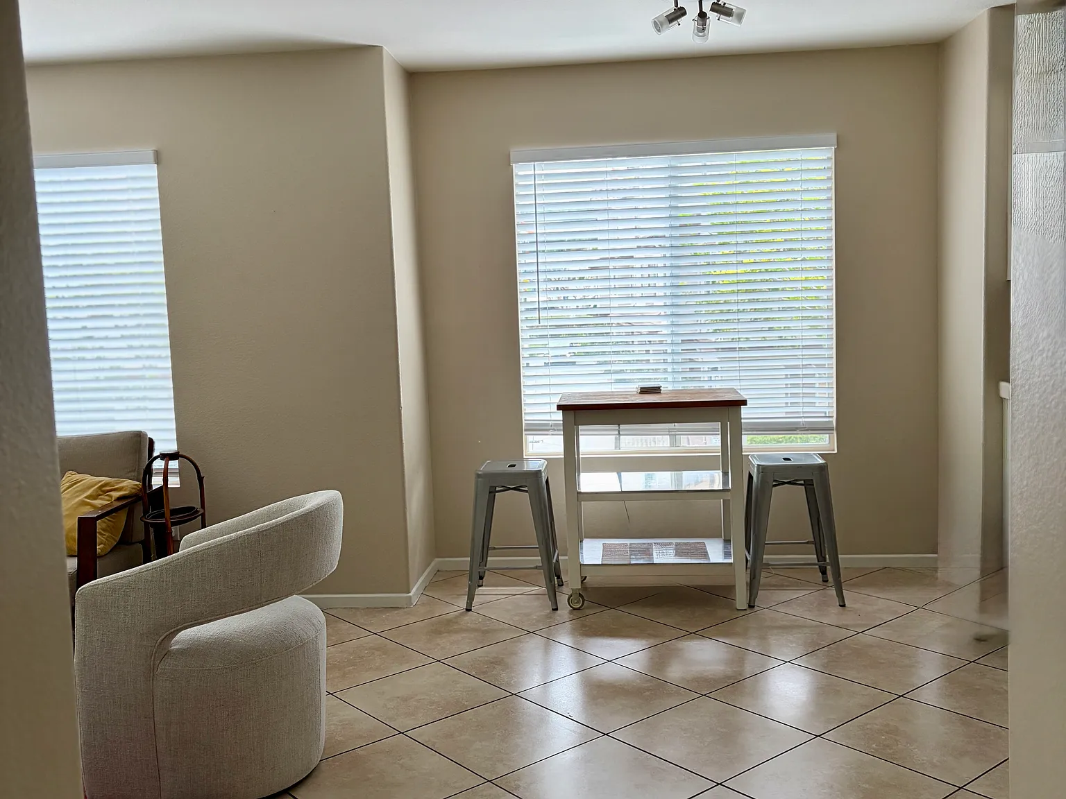 3 bed, 2.5 bath, 1553 sqft, $4,250 — Photo 2