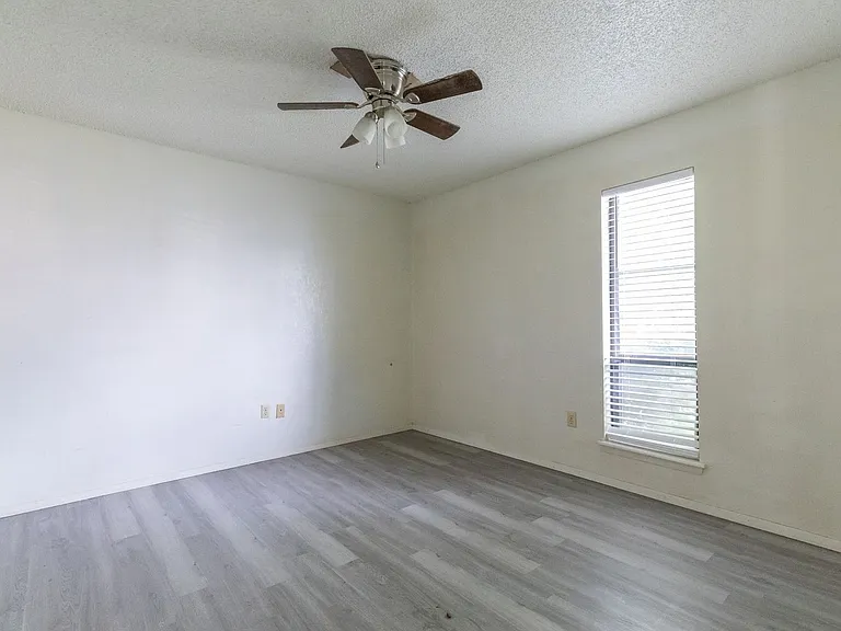 4925 Greenslope Dr — Photo 20