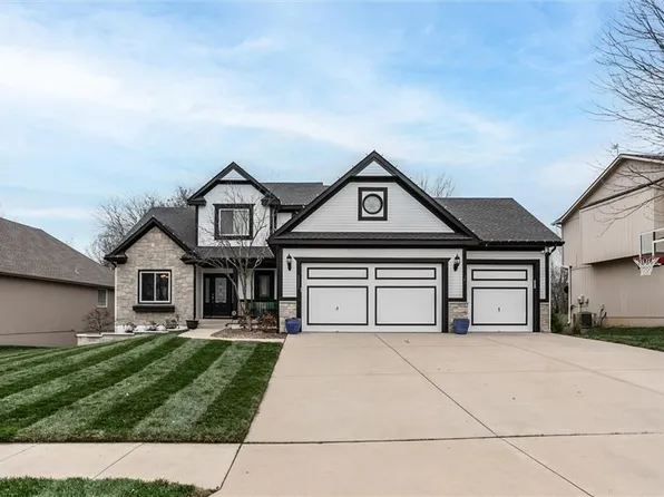 1031 S 11th St, Louisburg, KS 66053