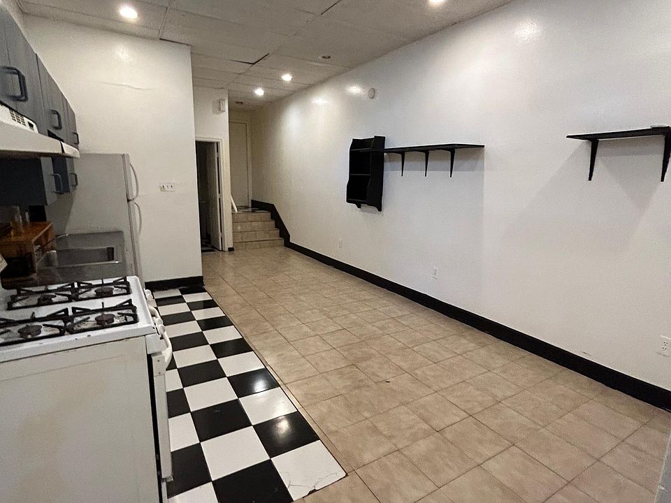 Entrance (Living room/kitchen/dining room)