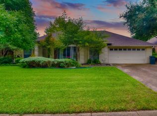10137 Stoneleigh Dr, Benbrook, TX 76126