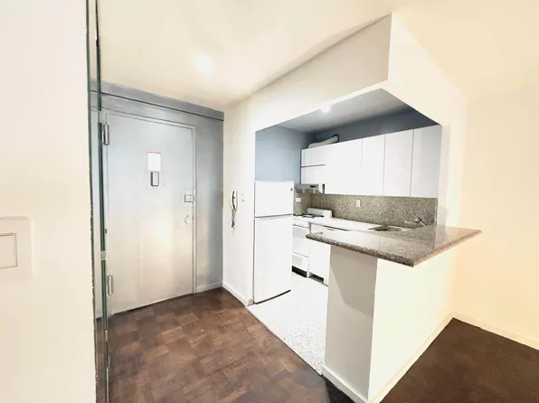 209 East 56th Street image 30 of 34