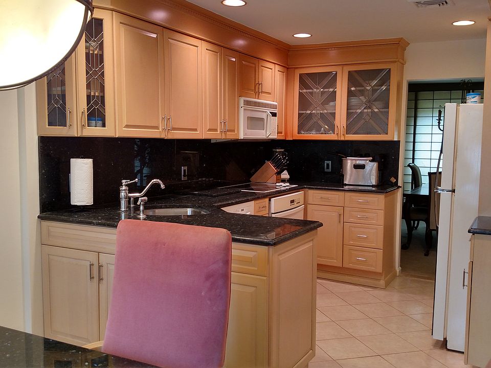 Granite eat in kitchen