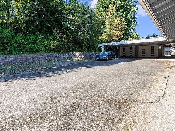 3rd image of 1350 Colchester Dr SE