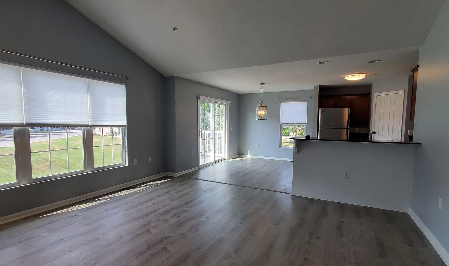 Chelsea Park Charming 2 Bedroom, 2 Bathroom Upper Level End Unit — Photo 4