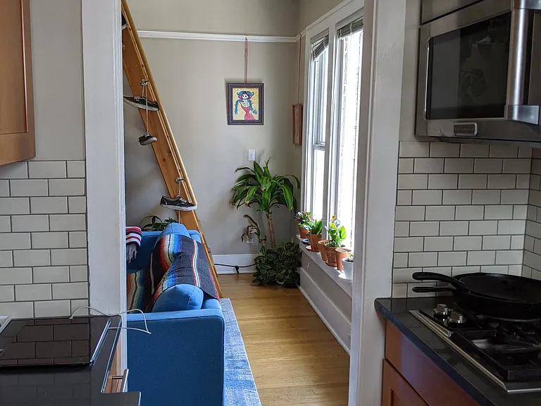 527 Malden Ave E #7 — Photo 2