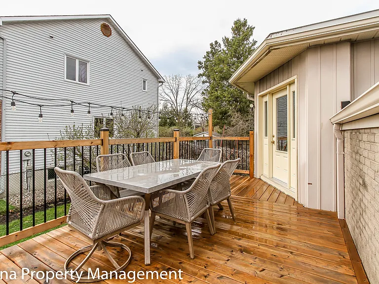 220 Cowley Ave — Photo 35