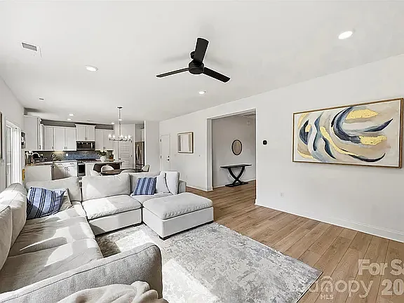 152 Lancashire Ct — Photo 3