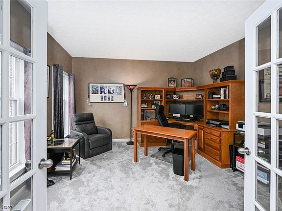 5th image of 240 Gloucester Dr