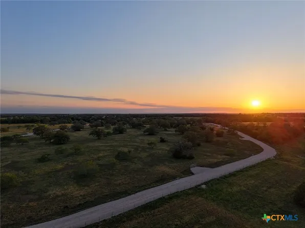 784 Main Loop Rd, Waelder, TX 78959