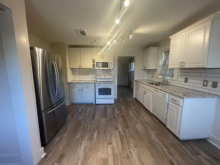 3320 W 5th St — Photo 14