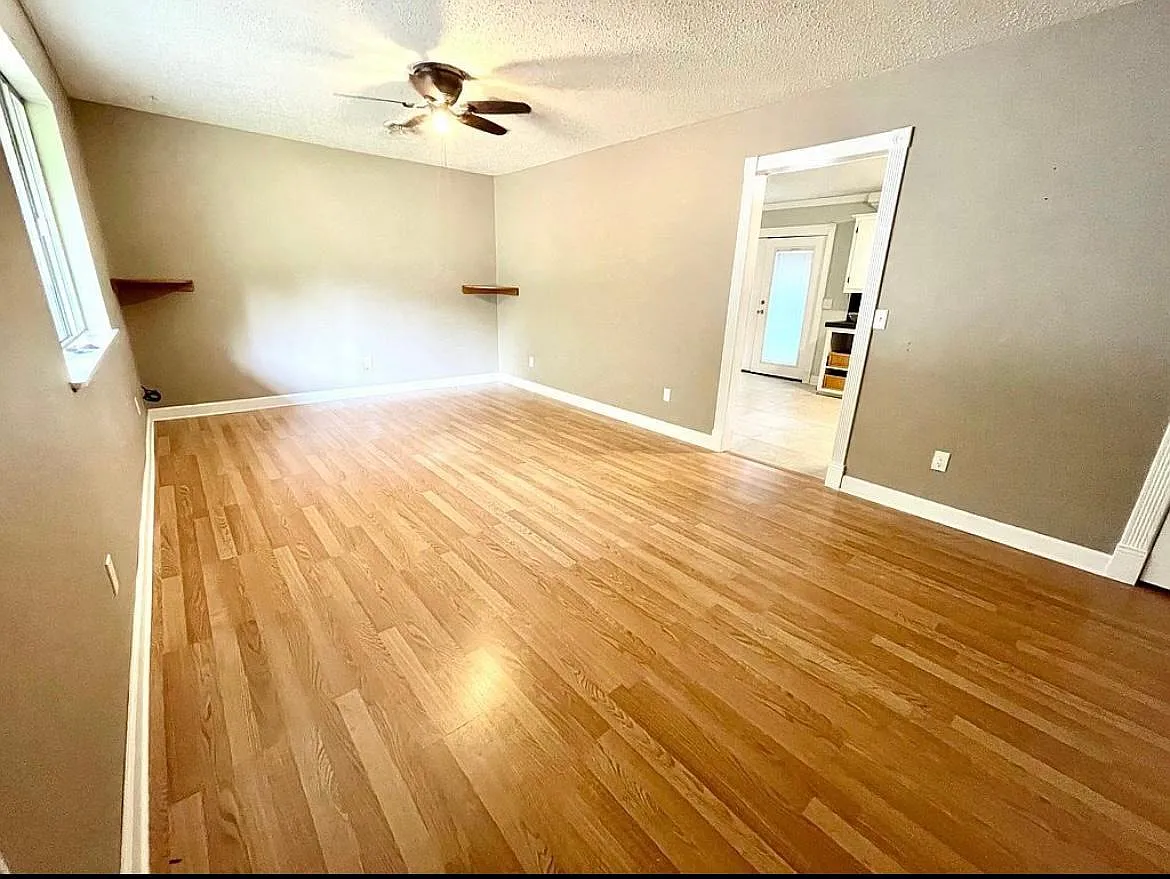 Building Photo - 312 W Willow Ave