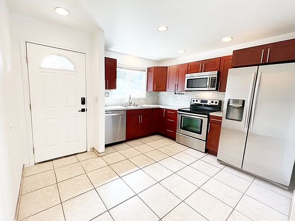 5th image of 515 S Constitution Ave #1