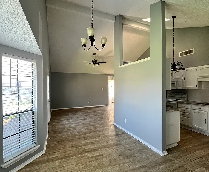 2504 Liberty Ln — Photo 12
