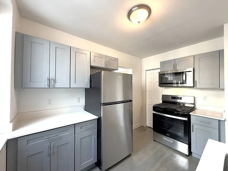 1800 N Farwell Apartments — Photo 3