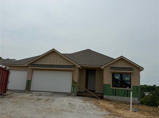 13775 NW 70th St, Parkville, MO 64152
