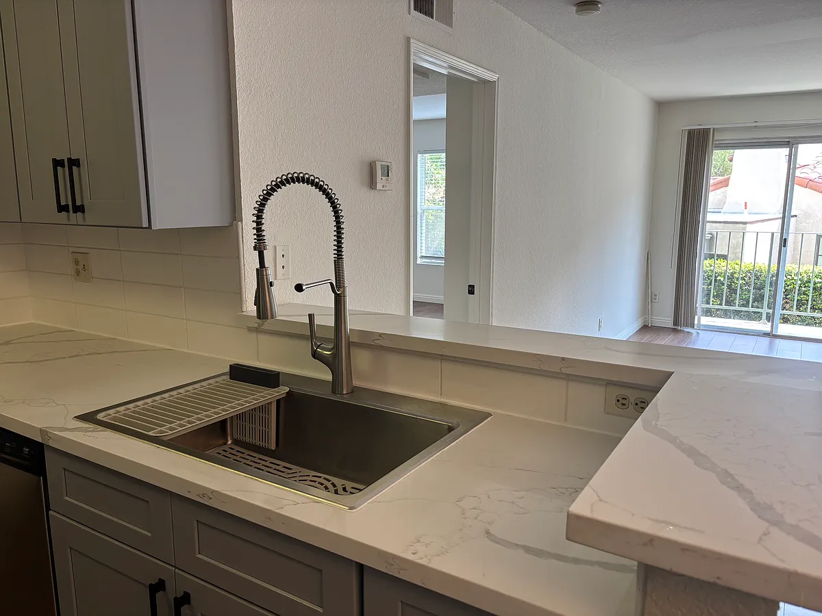 Building Photo - 5810 W Olympic Blvd #103