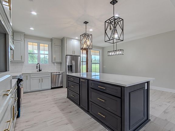 5th image of 90 Columbus Ln