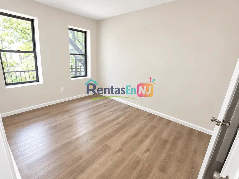 383-385 Avon Ave #2M — Photo 6