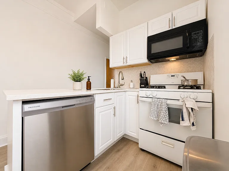 844 Park Ave #6 — Photo 3