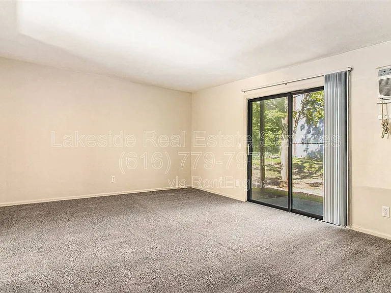 Maple Leaf Apartments — Photo 54