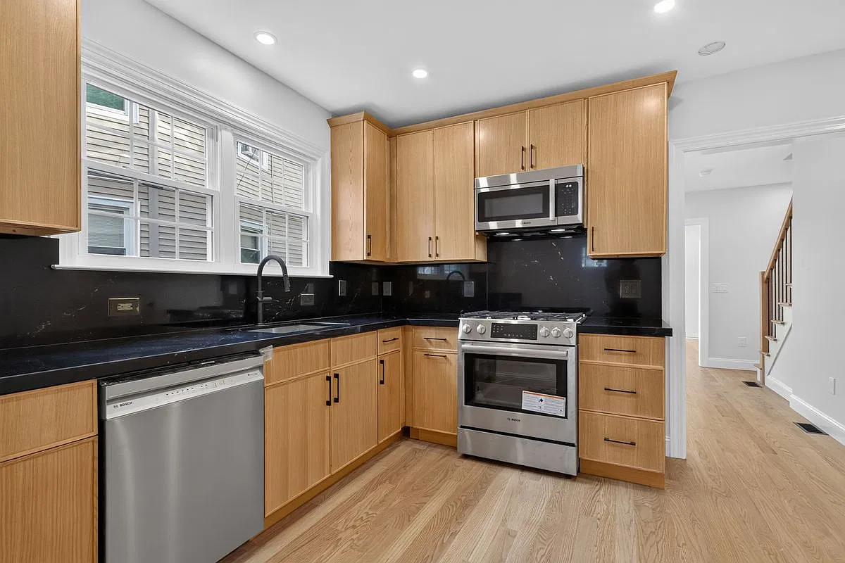 3 bed, 5.0 bath, 2800 sqft, $6,300 — Photo 4