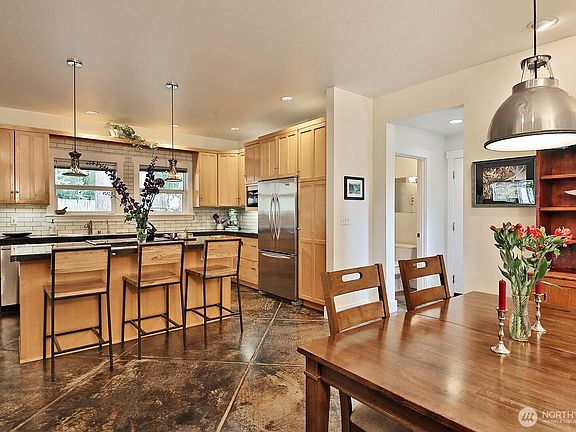 5th image of 301 Noblecliff Place