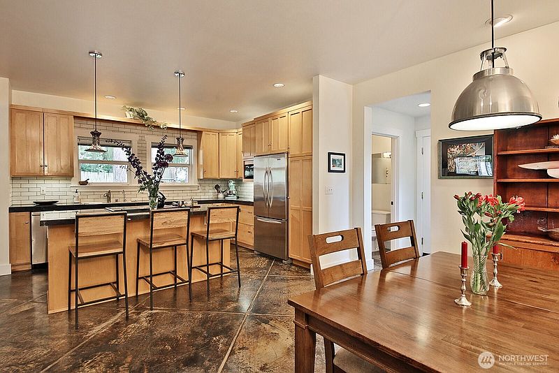 5th image of 301 Noblecliff Place