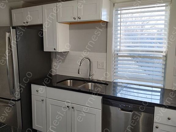 2nd image of 520 Sandusky Ave Unit B