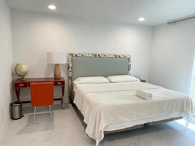 Bedroom 02 - California King Size Bed