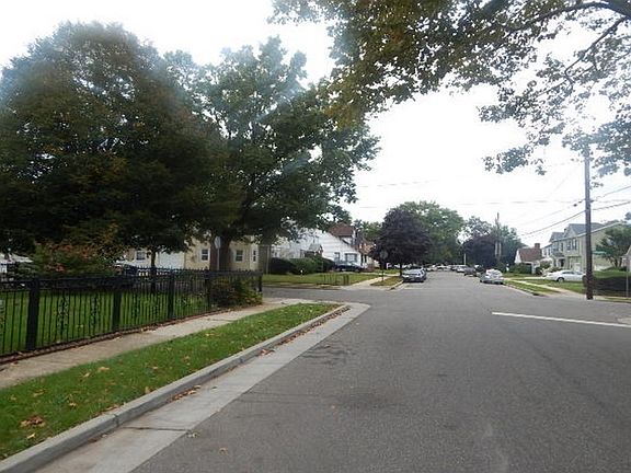 5th image of 117 Crowell St