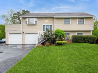 14 Handy Ln, Medford, NY 11763