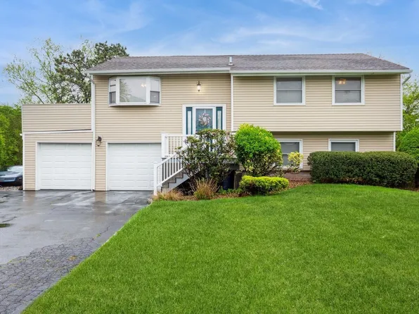 14 Handy Lane, Medford, NY 11763