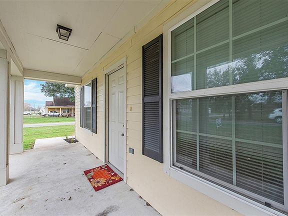 3rd image of 212 Belton Ln