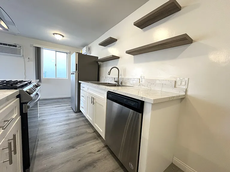1706 Granville Ave #8 — Photo 7