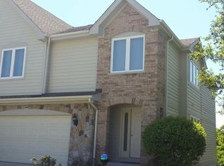 215 Taylor Ct, Buffalo Grove, IL 60089