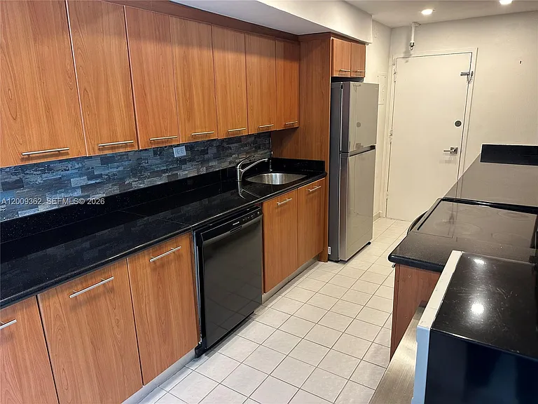 6039 Collins Ave #826 — Photo 8