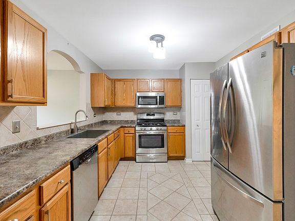 4th image of 675 Fieldcrest Dr #1A