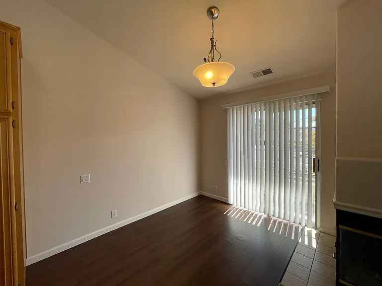 Exceptionally Spacious and Modernized 2x2 Townhouse w/Garage and Washer/Dryer Hookups! — Photo 22