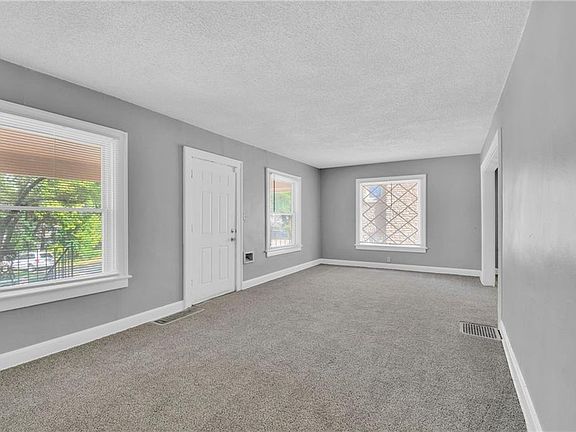 4th image of 1527 E 50th Ter